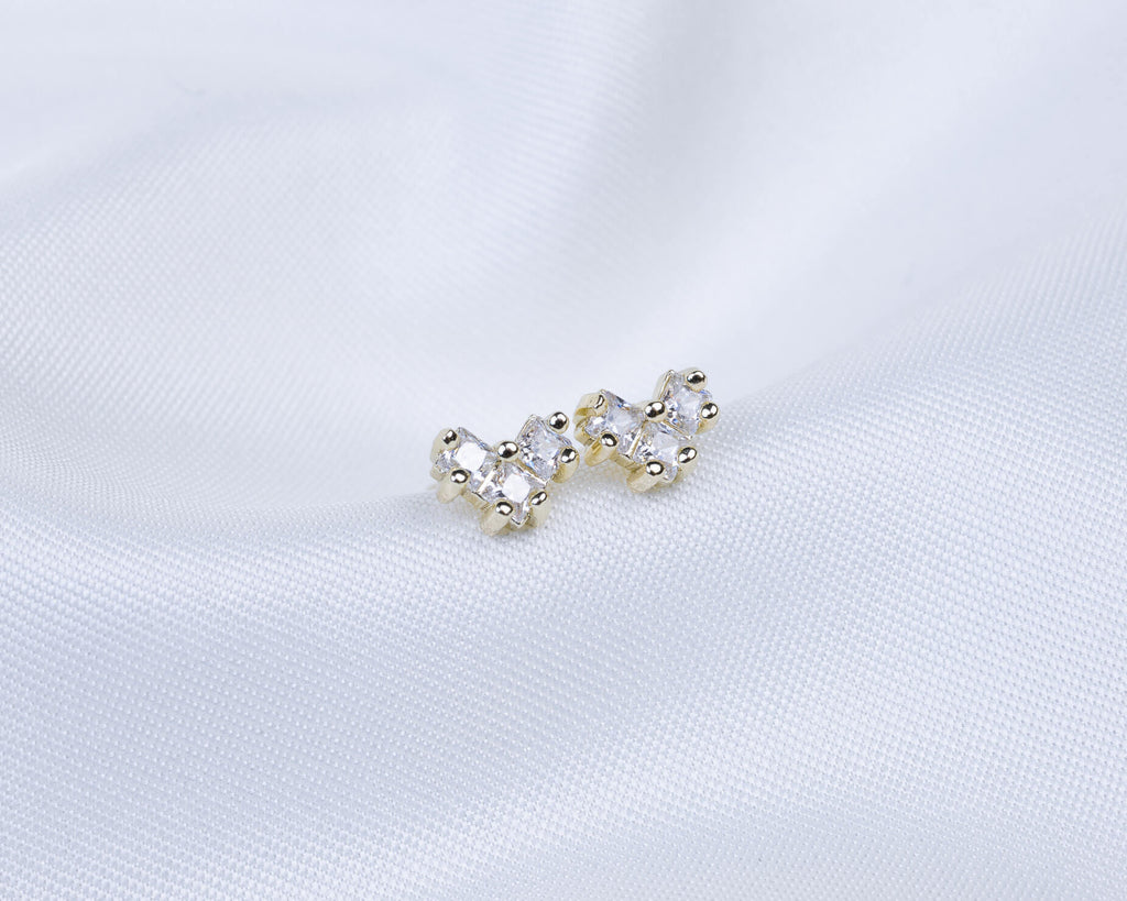 14k gold plated knopjes in de vorm van een V met zirkonia stenen