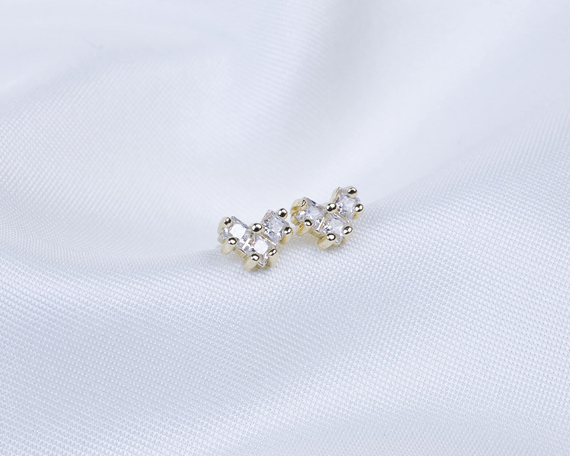14k gold plated knopjes in de vorm van een V met zirkonia stenen