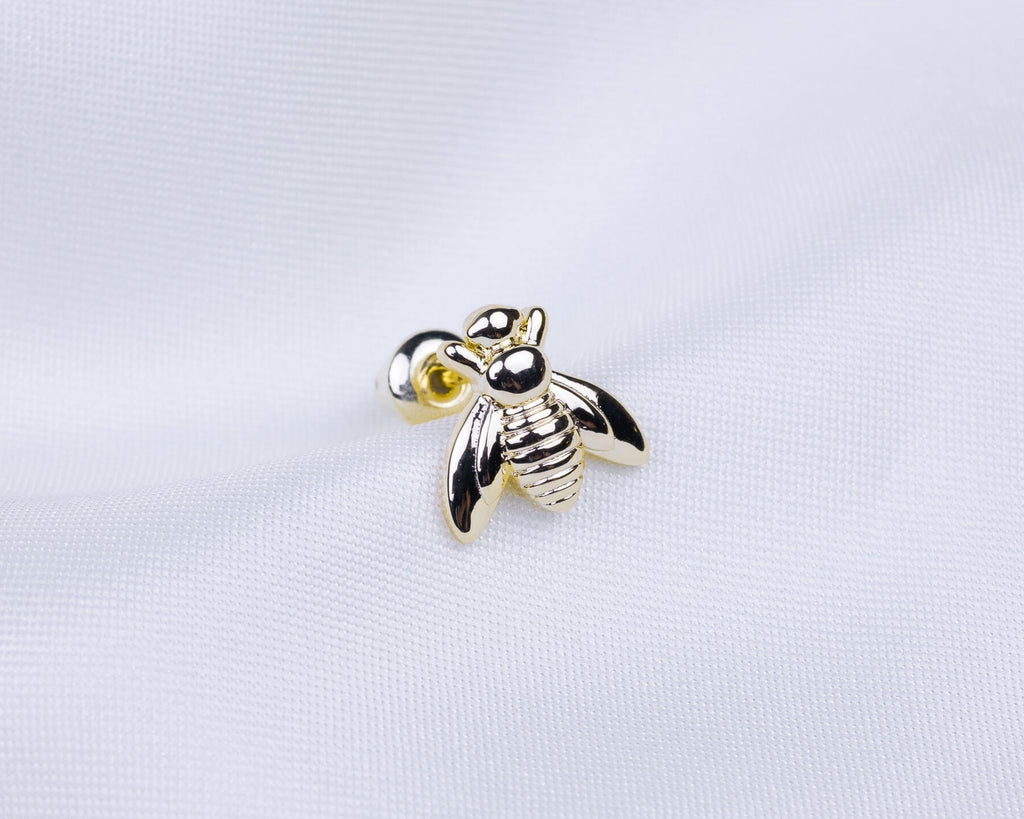 14k gold plated oorknopje in de vorm van een bij.
