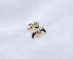 14k gold plated oorknopje in de vorm van een bij.