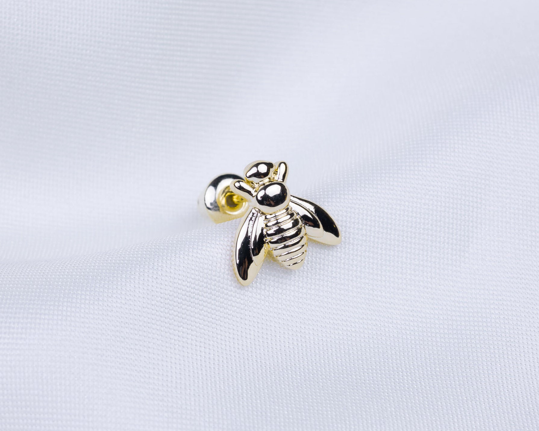 14k gold plated oorknopje in de vorm van een bij.