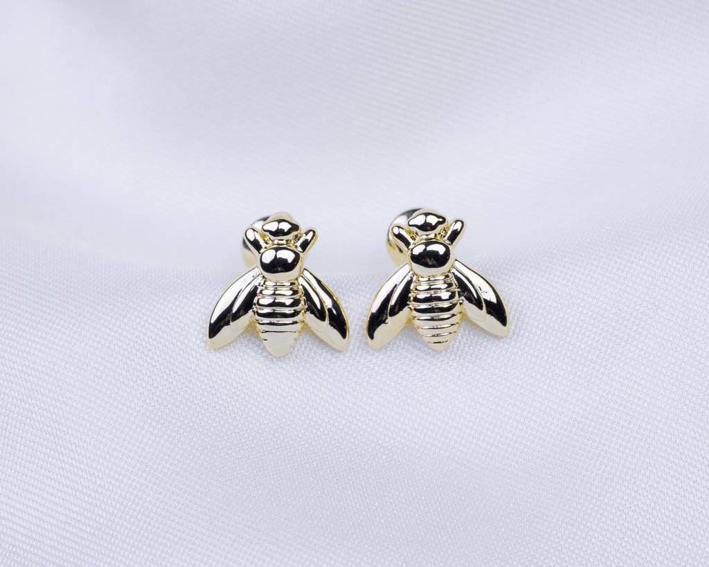 14k gold plated oorknopjes in de vorm van een bij.