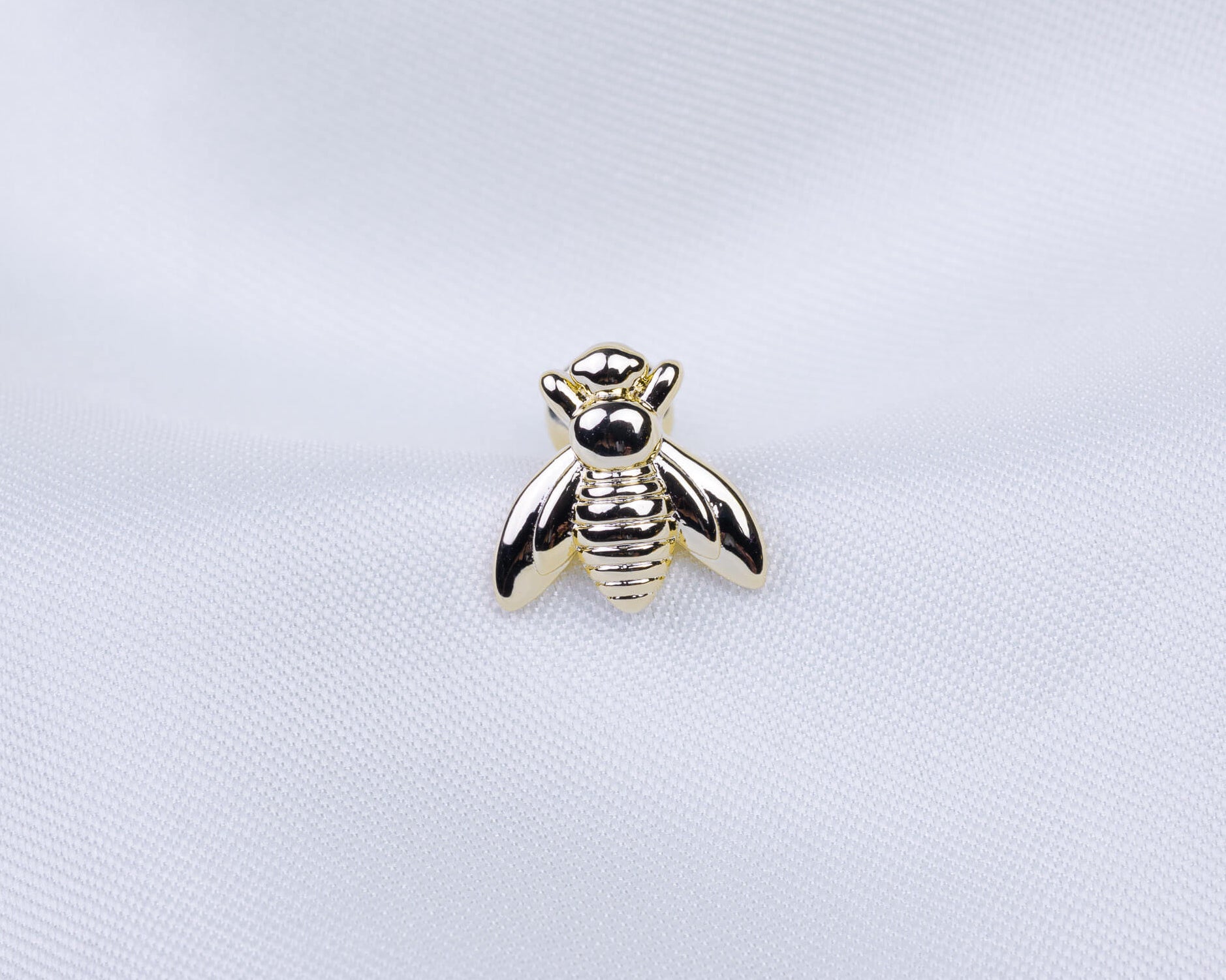 14k gold plated oorknopje in de vorm van een bij.