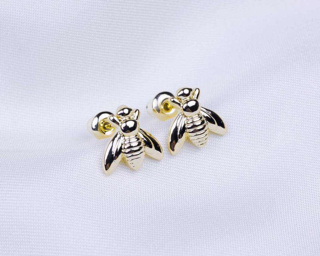 14k gold plated oorknopjes in de vorm van een bij.