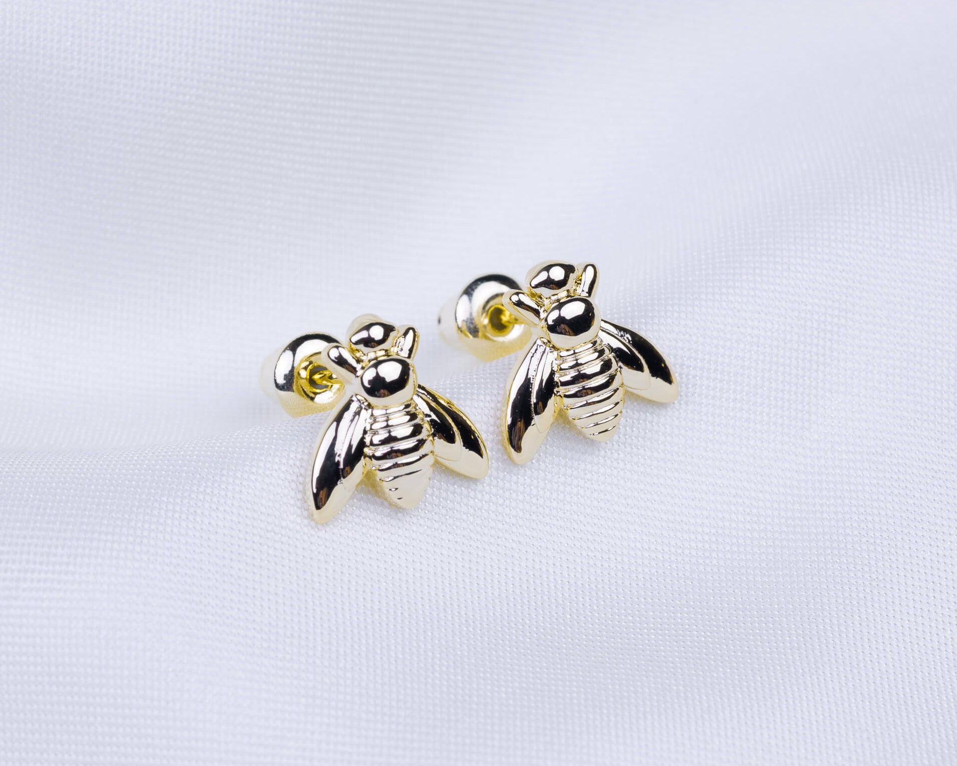 14k gold plated oorknopjes in de vorm van een bij.