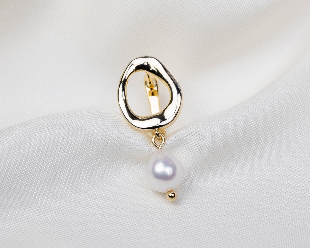 Handgemaakte 14k gold plated druppelvormige oorbel met een edison parel hanger