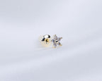 14k gold plated oorknopje met zirkonia stenen in de vorm van een bloem