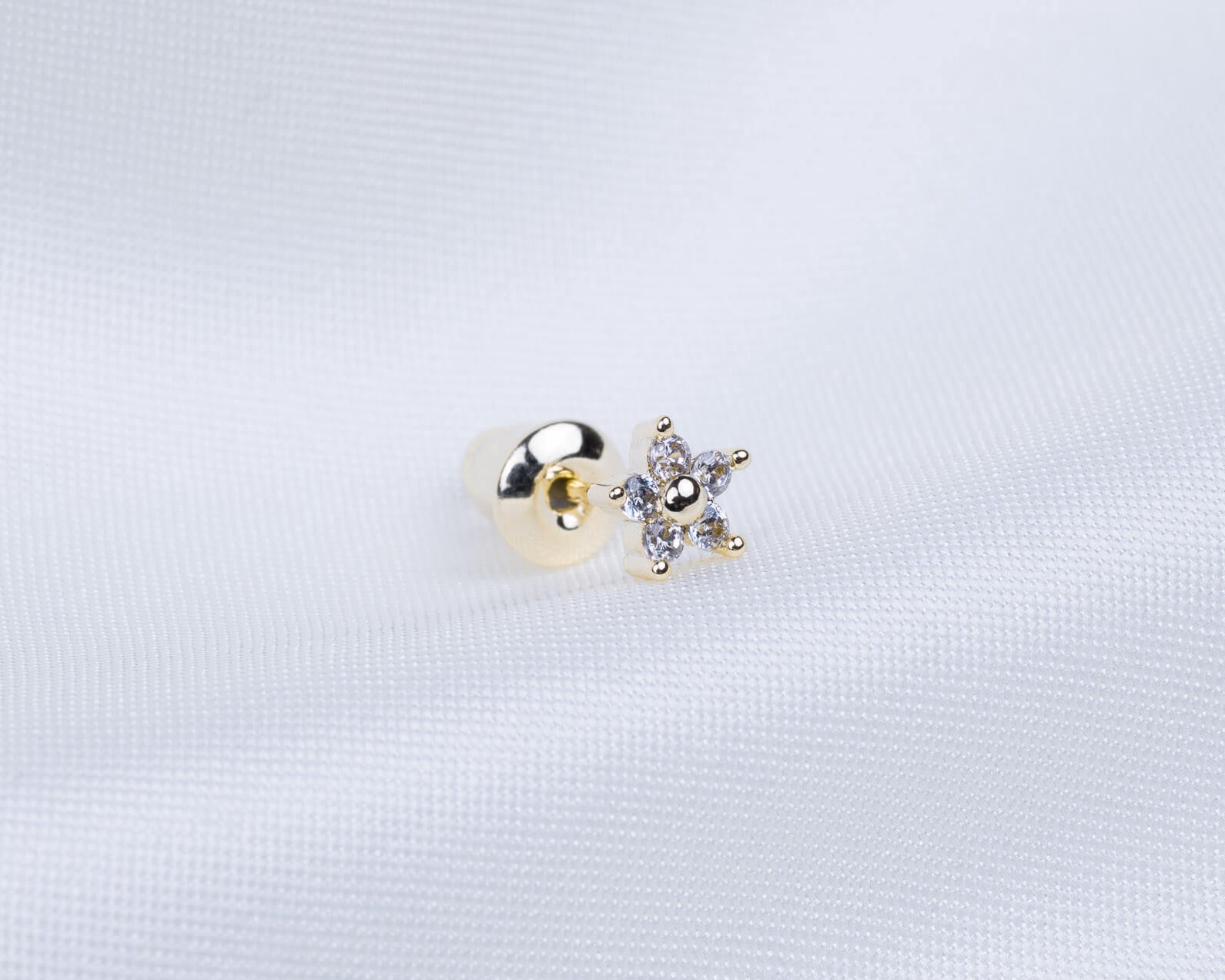 14k gold plated oorknopje met zirkonia stenen in de vorm van een bloem