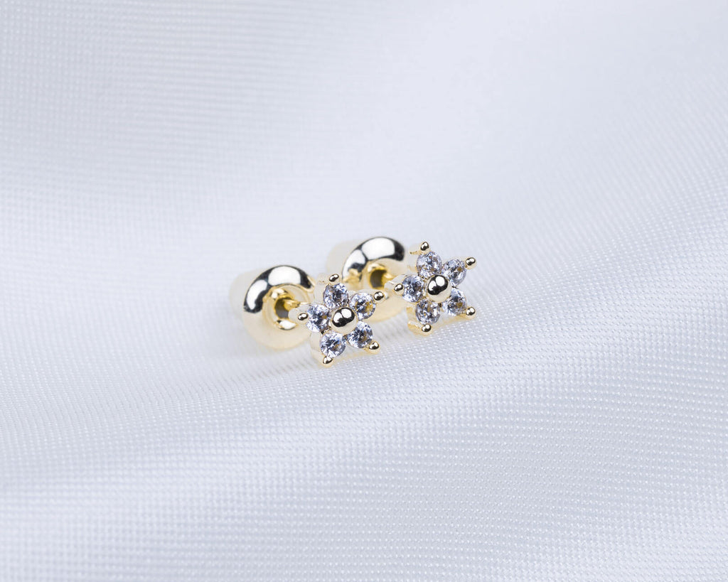 14k gold plated oorknopjes met zirkonia stenen in de vorm van een bloem