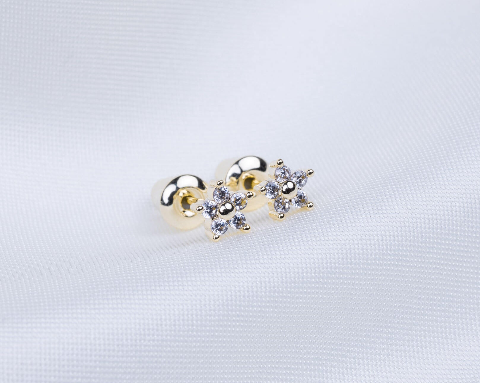14k gold plated oorknopjes met zirkonia stenen in de vorm van een bloem
