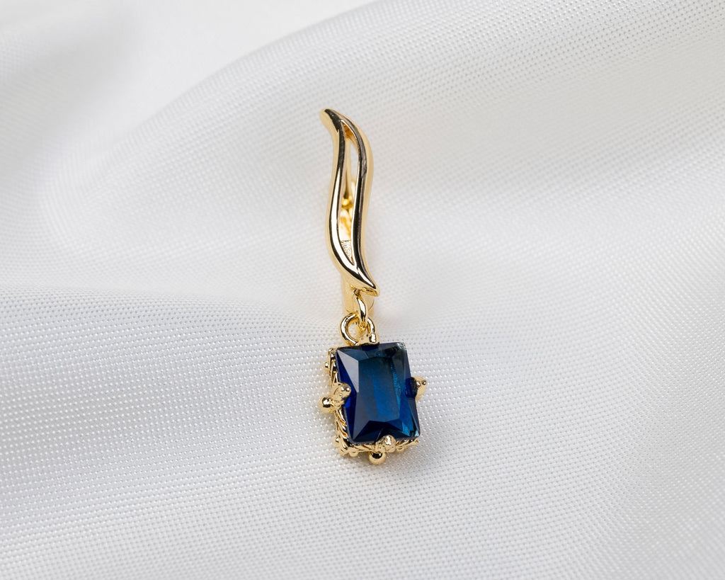 Handgemaakte 14k gold plated gebogen oorbel met een blauwe zirkonia hanger