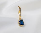 Handgemaakte 14k gold plated gebogen oorbel met een blauwe zirkonia hanger