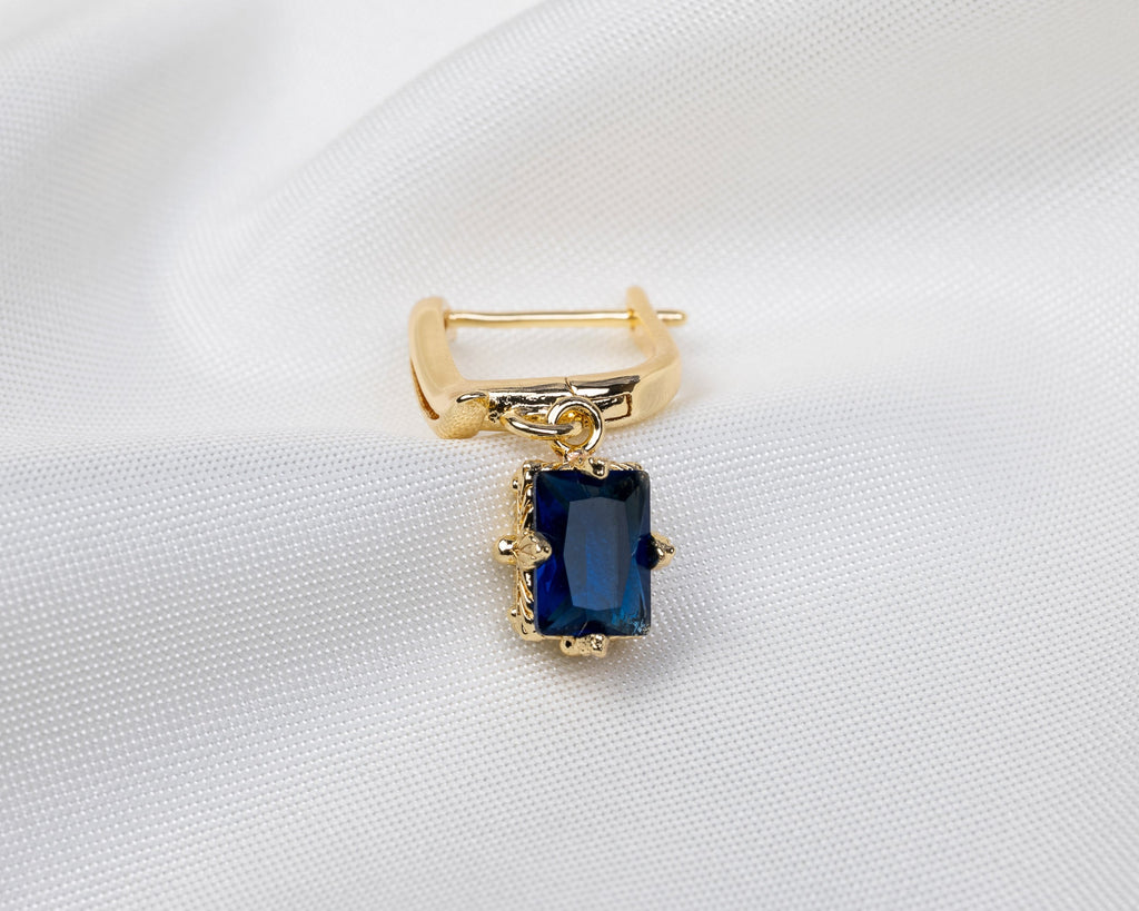 Handgemaakte 14k gold plated gebogen oorbel met een blauwe zirkonia hanger