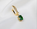 Handgemaakte 14k gold plated gebogen oorbel met een groene zirkonia hanger