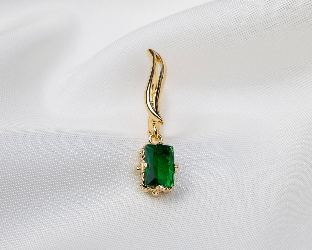 Handgemaakte 14k gold plated gebogen oorbel met een groene zirkonia hanger