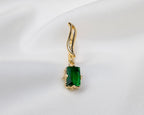 Handgemaakte 14k gold plated gebogen oorbel met een groene zirkonia hanger