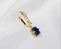 Handgemaakte 14k gold plated gebogen oorbel met een blauwe zirkonia hanger