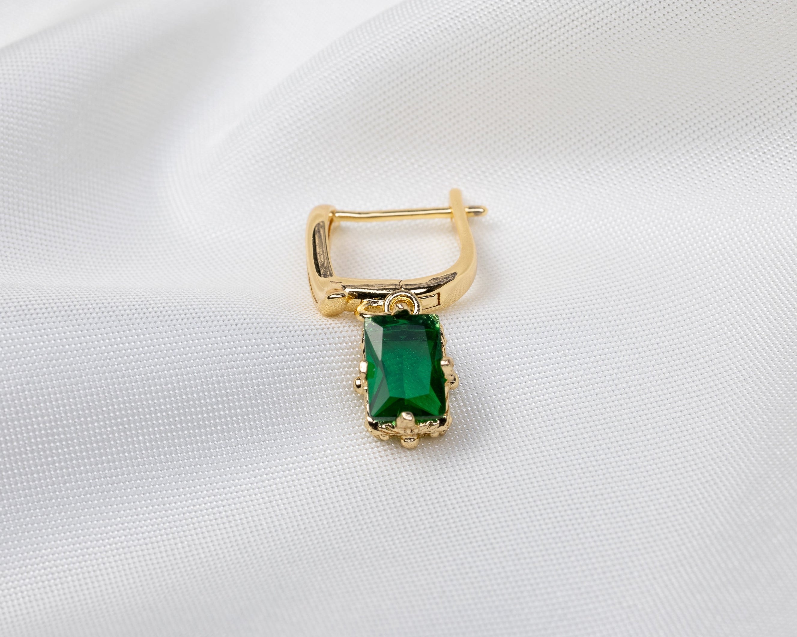 Handgemaakte 14k gold plated gebogen oorbel met een groene zirkonia hanger