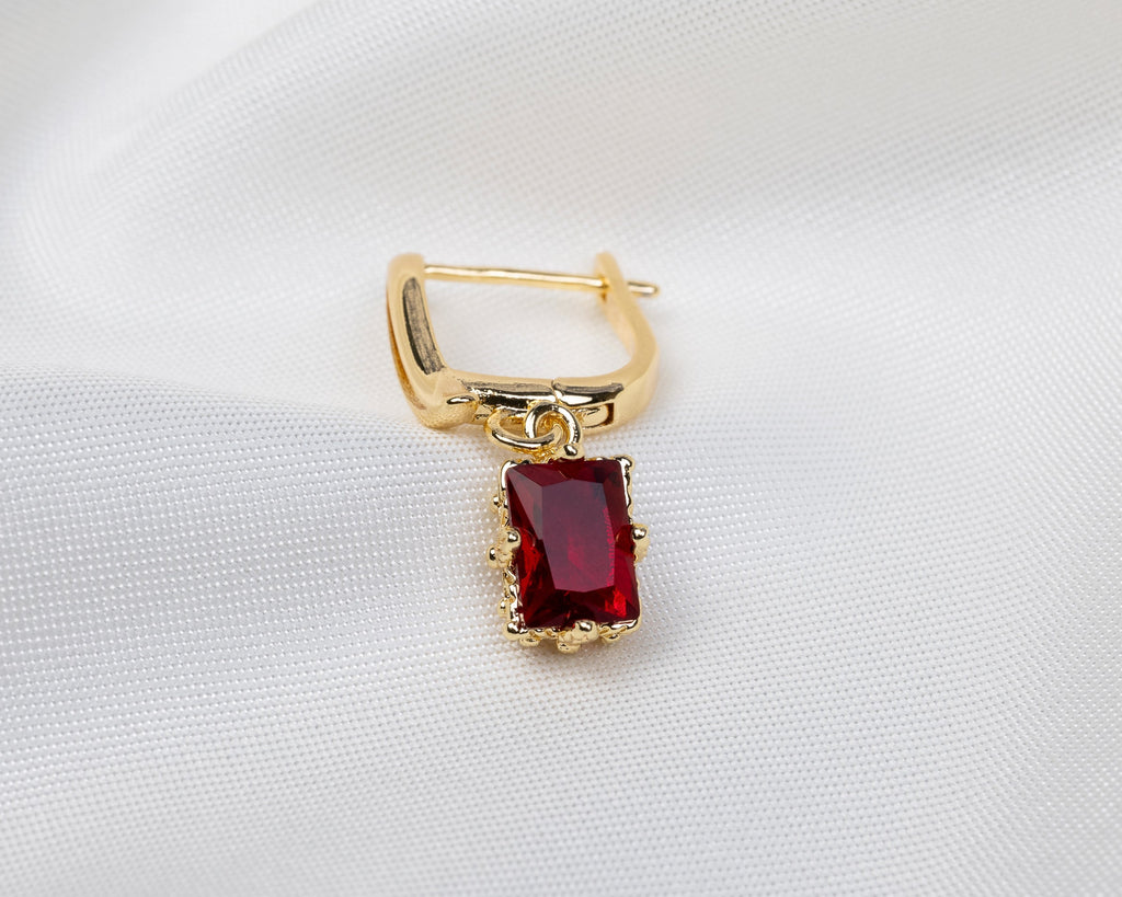 Handgemaakte 14k gold plated gebogen oorbel met een rode zirkonia hanger