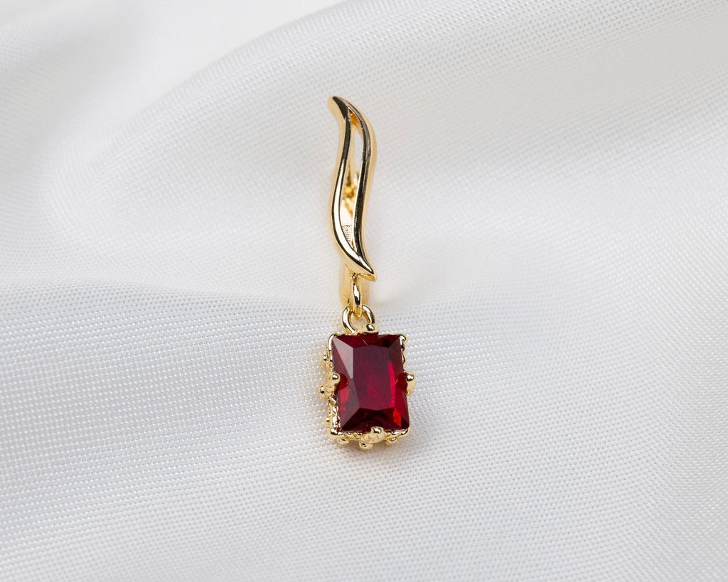 Handgemaakte 14k gold plated gebogen oorbel met een rode zirkonia hanger