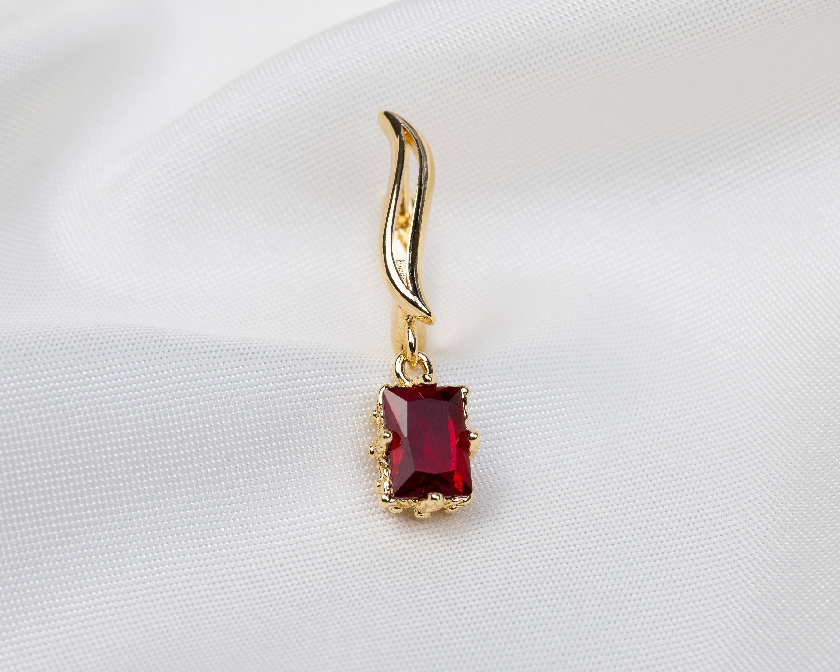 Handgemaakte 14k gold plated gebogen oorbel met een rode zirkonia hanger