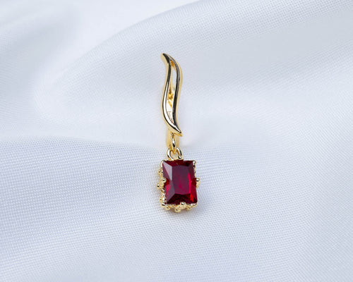 Handgemaakte 14k gold plated gebogen oorbel met een rode zirkonia hanger