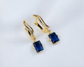 Handgemaakte 14k gold plated gebogen oorbellen met een blauwe zirkonia hanger
