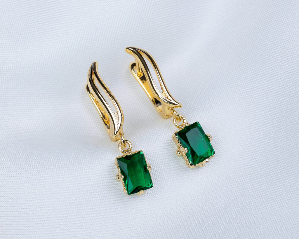 Handgemaakte 14k gold plated gebogen oorbel met een groene zirkonia hanger