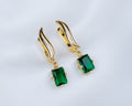 Handgemaakte 14k gold plated gebogen oorbel met een groene zirkonia hanger