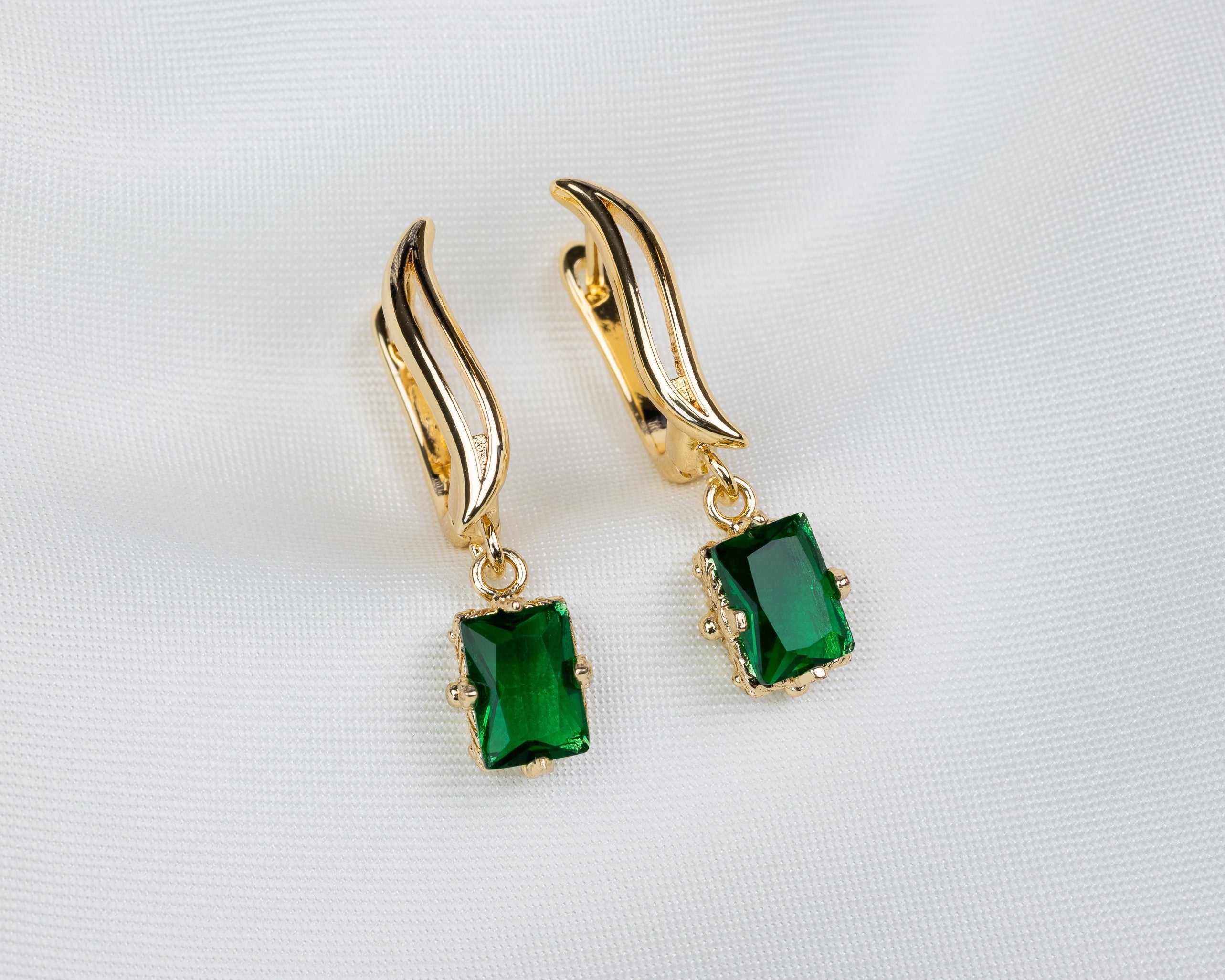 Handgemaakte 14k gold plated gebogen oorbel met een groene zirkonia hanger