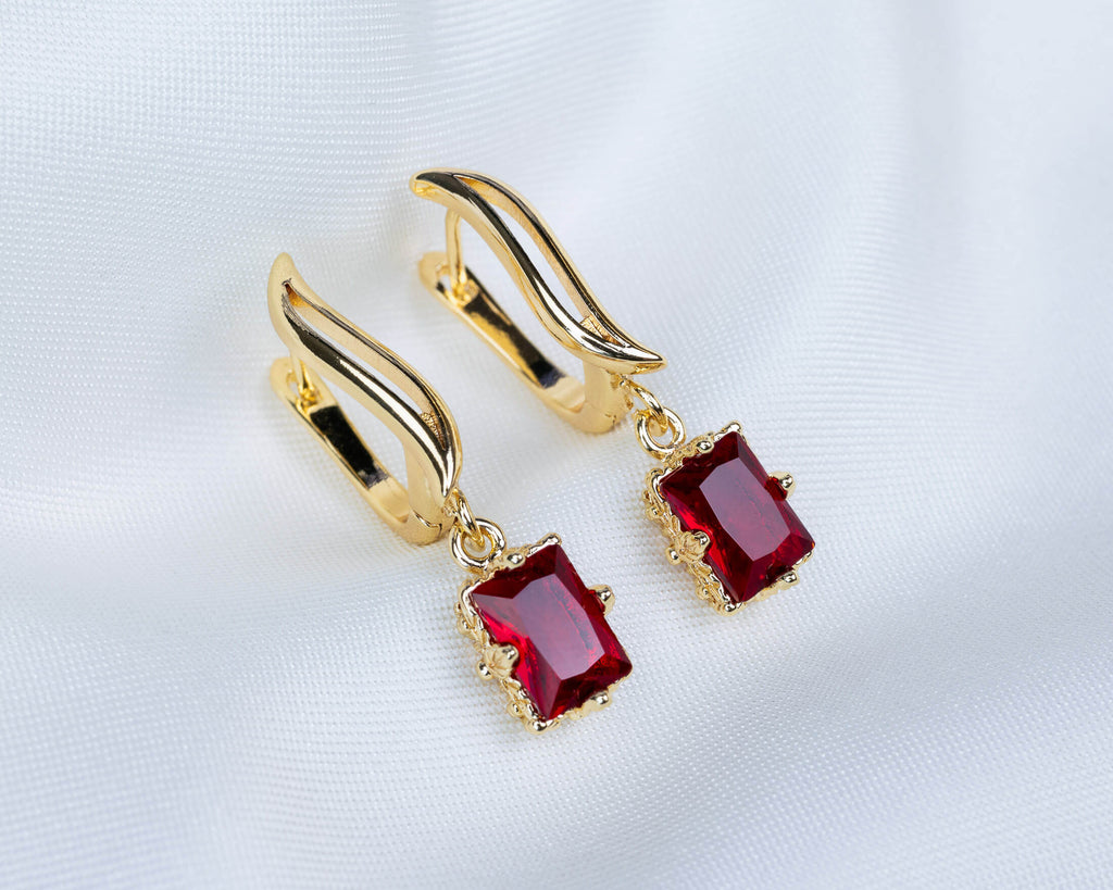 Handgemaakte 14k gold plated gebogen oorbellen met een rode zirkonia hanger