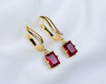 Handgemaakte 14k gold plated gebogen oorbellen met een rode zirkonia hanger