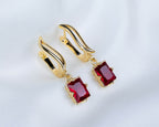 Handgemaakte 14k gold plated gebogen oorbellen met een rode zirkonia hanger