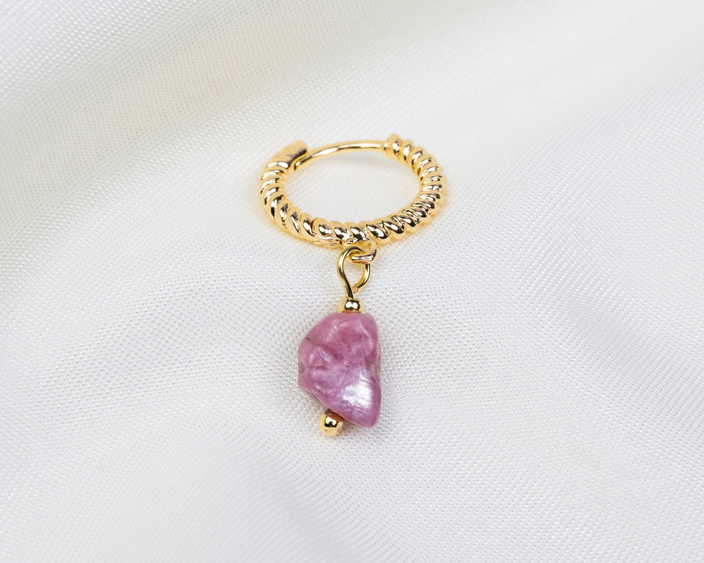 Handgemaakte 14k gold plated gedraaide oorbel met een roze toermalijn hanger