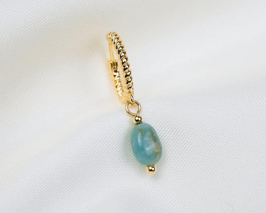 Handgemaakte 14k gold plated gedraaide oorbel met een amazoniet hanger