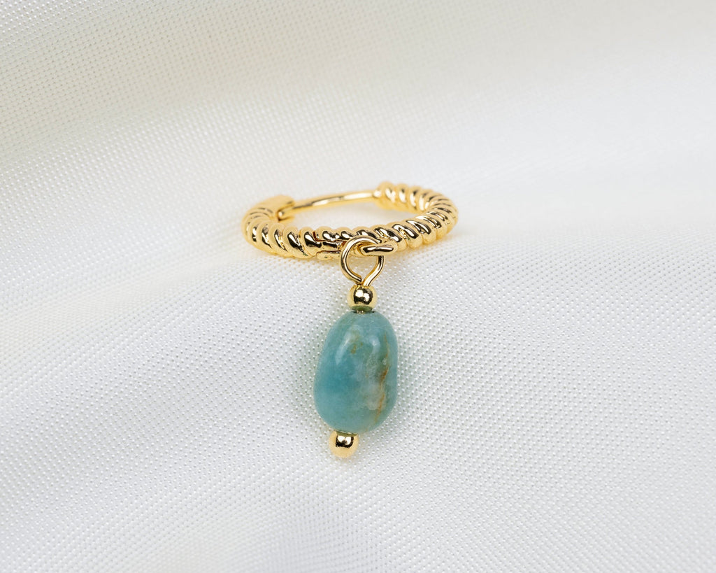 Handgemaakte 14k gold plated gedraaide oorbel met een amazoniet hanger