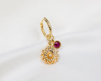 Handgemaakte 14k gold plated gedraaide oorbel met hanger in de vorm van een dahlia bloem en fuchsia roze zirkonia steen.