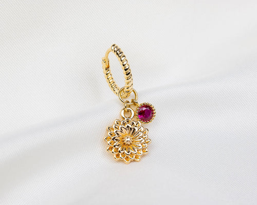 Handgemaakte 14k gold plated gedraaide oorbel met hanger in de vorm van een dahlia bloem en fuchsia roze zirkonia steen.