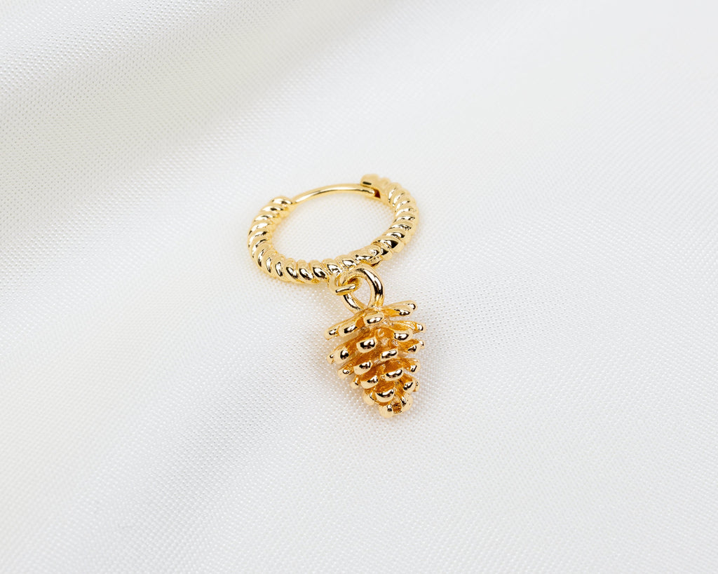 Handgemaakte 14k gold plated gedraaide oorbel met dennenappel hanger