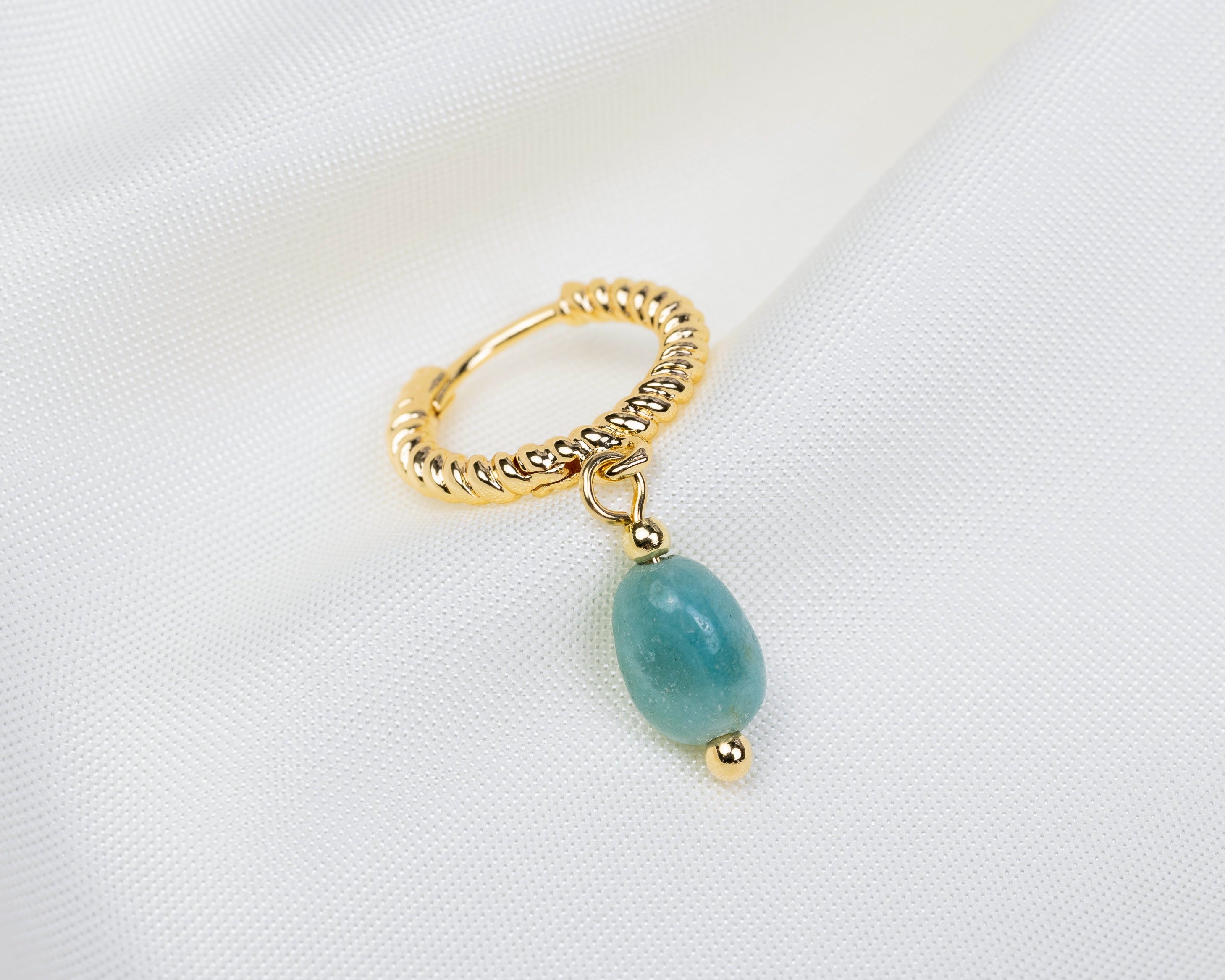 Handgemaakte 14k gold plated gedraaide oorbel met een amazoniet hanger