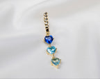 Handgemaakte 14k gold plated gedraaide oorbel met een hanger van drie blauwe zirkonia harten 