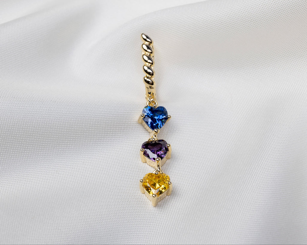 Handgemaakte 14k gold plated gedraaide oorbel met een hanger van drie gekleurde zirkonia harten 