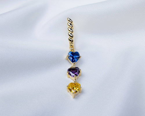Handgemaakte 14k gold plated gedraaide oorbel met een hanger van drie gekleurde zirkonia harten 