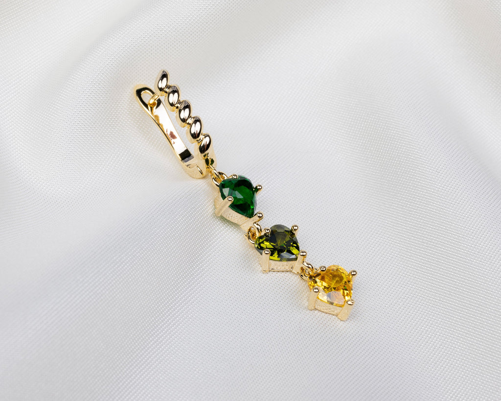 Handgemaakte 14k gold plated gedraaide oorbel met een hanger van drie groene zirkonia harten 