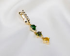 Handgemaakte 14k gold plated gedraaide oorbel met een hanger van drie groene zirkonia harten 