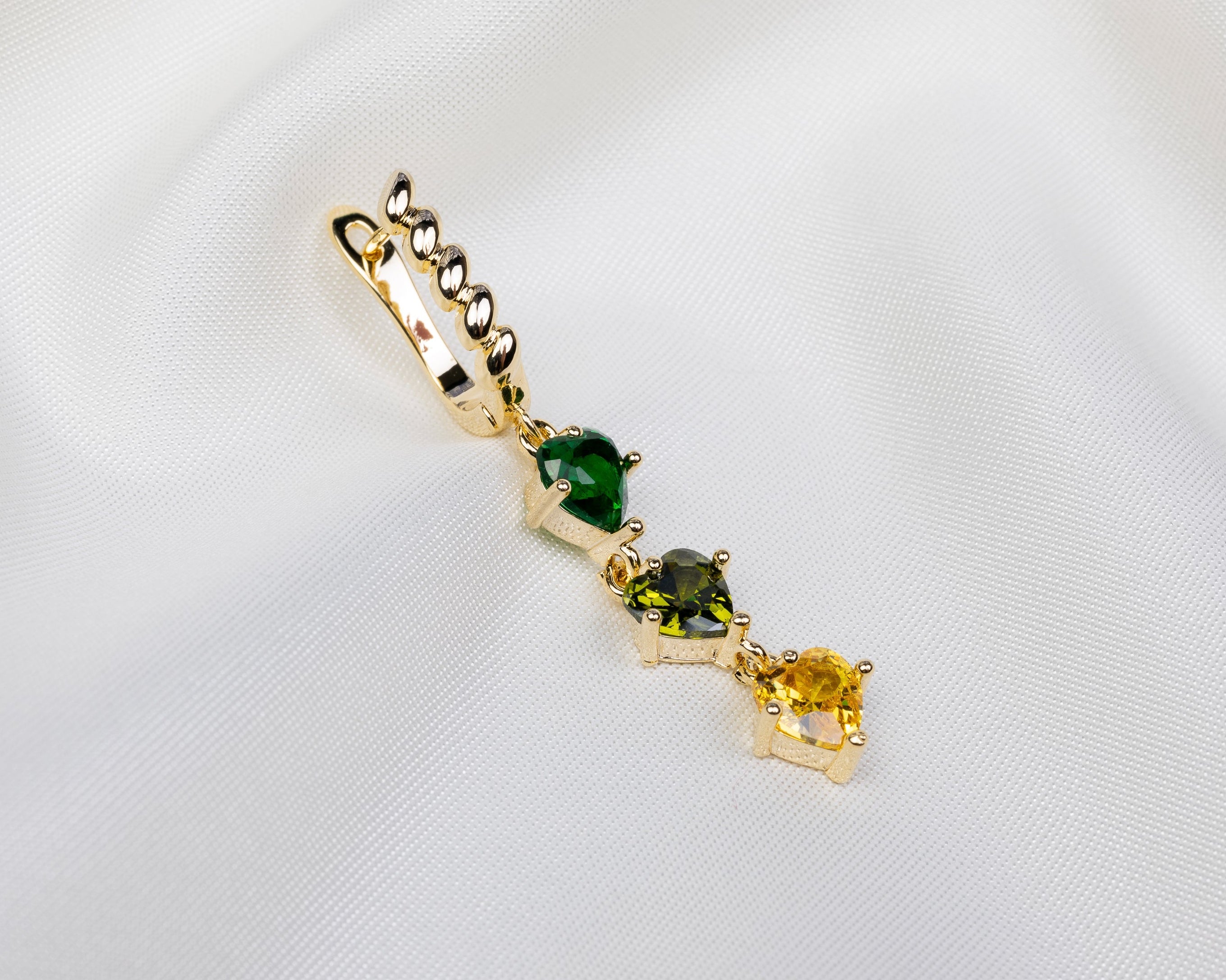 Handgemaakte 14k gold plated gedraaide oorbel met een hanger van drie groene zirkonia harten 