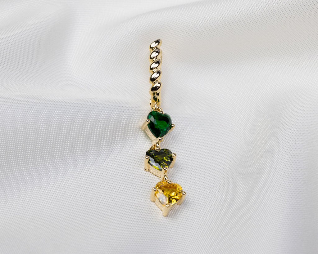 Handgemaakte 14k gold plated gedraaide oorbel met een hanger van drie groene zirkonia harten 