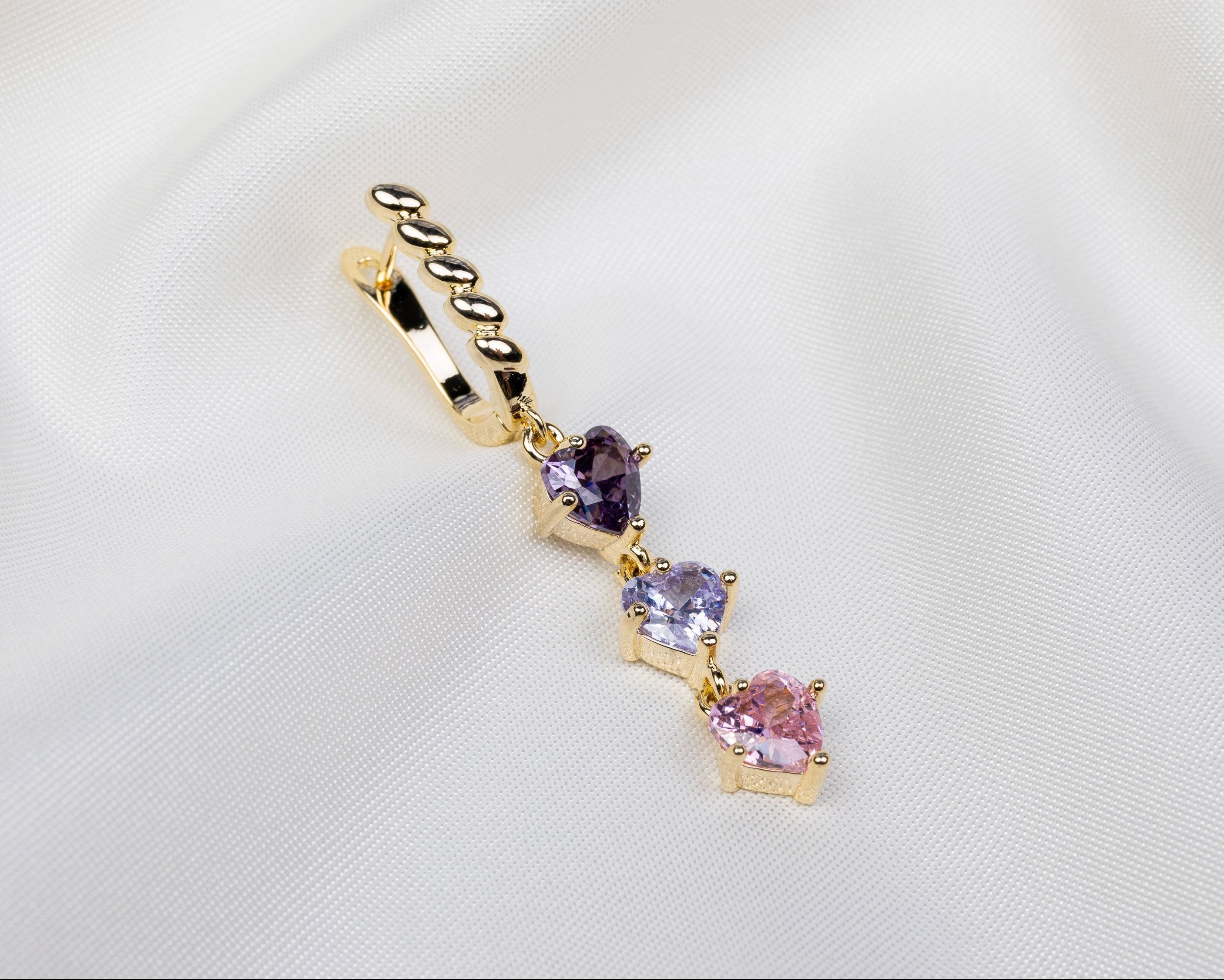 Handgemaakte 14k gold plated gedraaide oorbel met een hanger van drie paarse zirkonia harten 