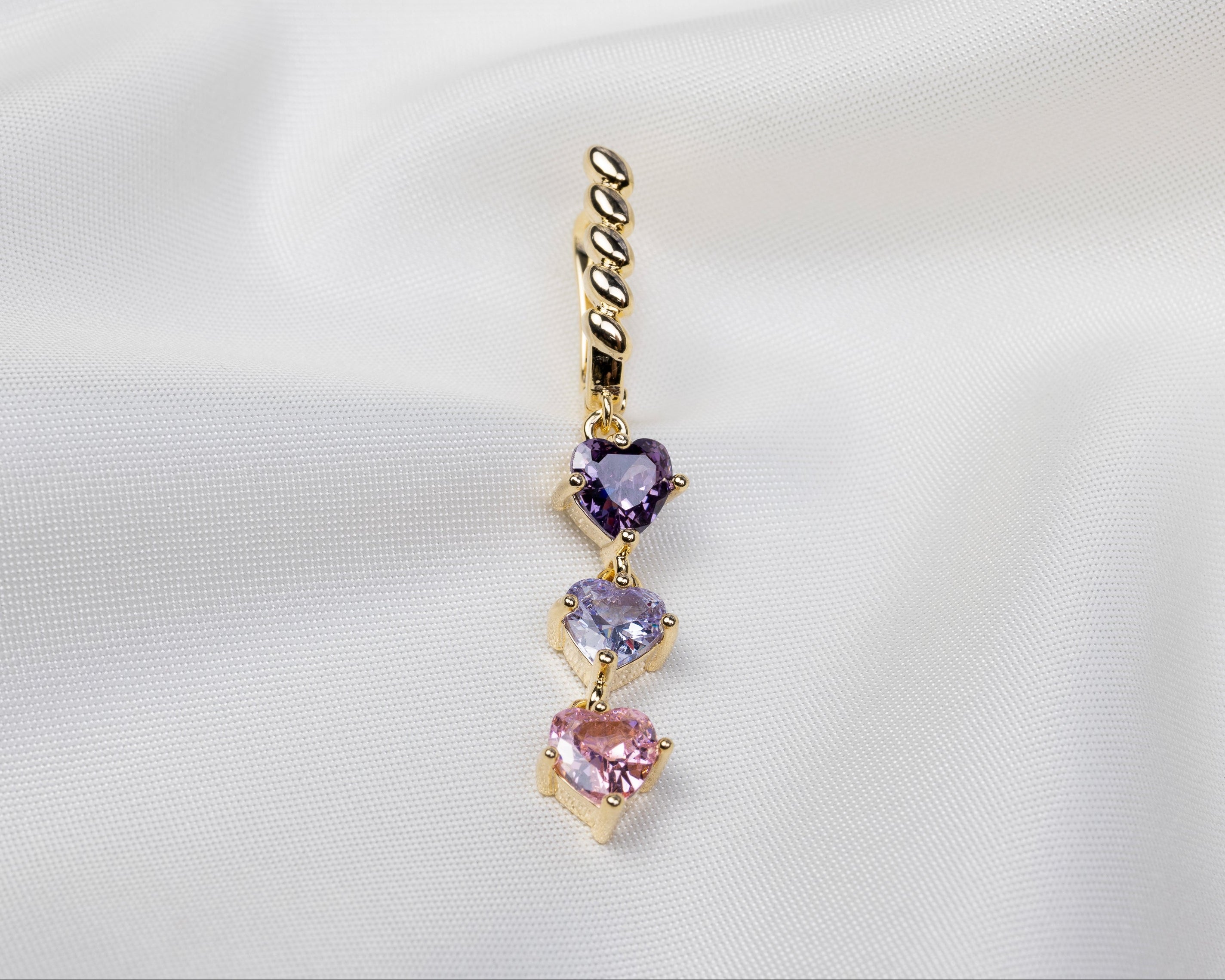 Handgemaakte 14k gold plated gedraaide oorbel met een hanger van drie paarse zirkonia harten 