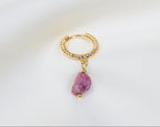 Handgemaakte 14k gold plated gedraaide oorbel met een roze toermalijn hanger